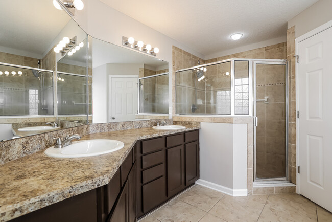 Building Photo - Large 3 Bedroom Jacksonville Home