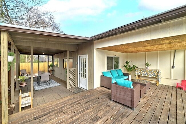 Building Photo - 7210 Towering Oaks Dr