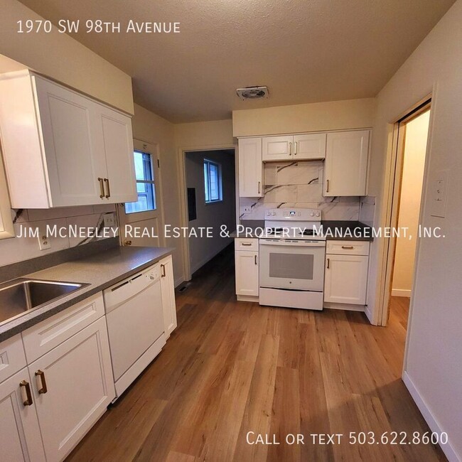 Building Photo - Remodeled 2-Bedroom Duplex with Bonus Room...