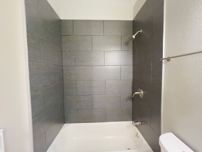 Building Photo - 4 bedrooms, 2 bathrooms home located in Henderson