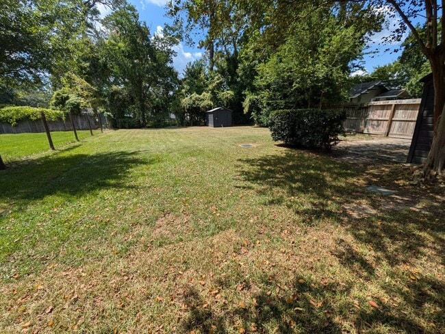 Building Photo - 1417 Central Dr