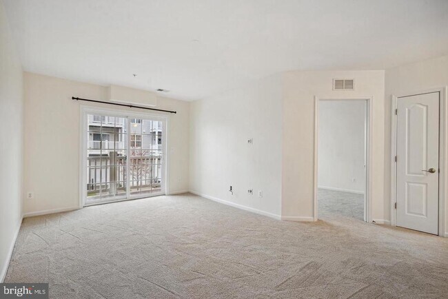 Building Photo - 22936 Spicebush Dr