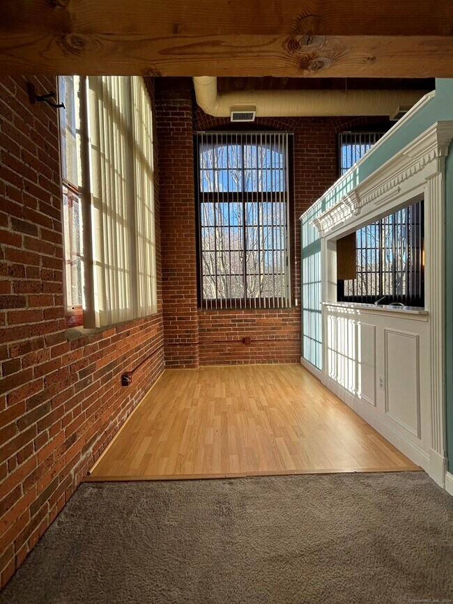 Building Photo - 839 Main St