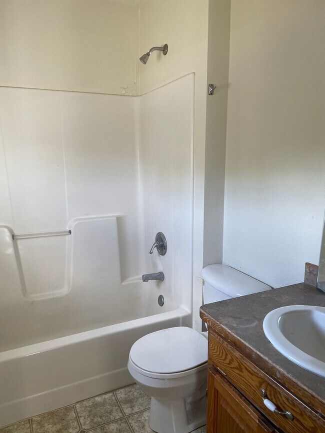 Building Photo - Newly Remodeled 2BR/2BA Apartment in Jopli...