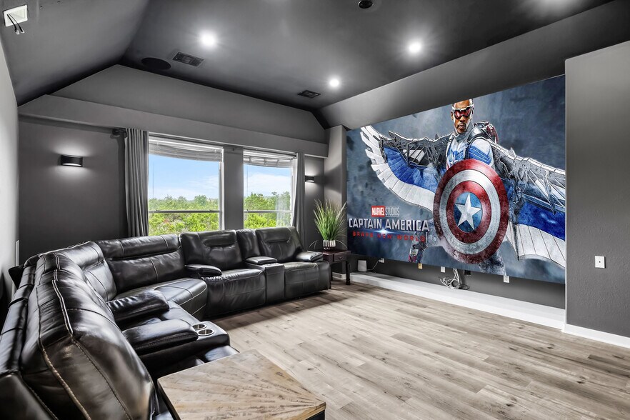 Flex/Theather Room - 291 Torrington Dr