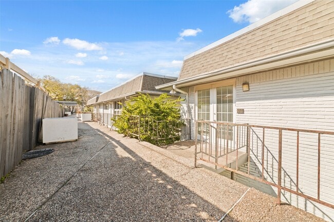 Building Photo - 3300 Yorktown St