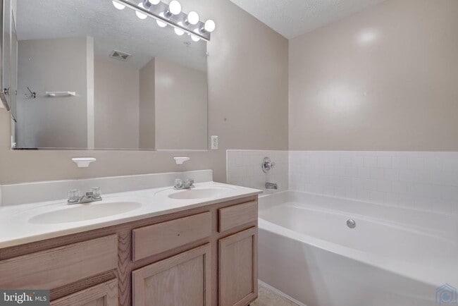 Building Photo - 50 Amberstone Ct