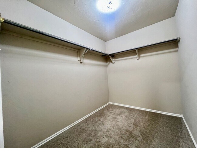 Building Photo - 624 Vickery Ave