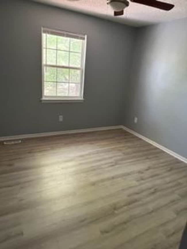 Building Photo - Beautiful 3 Bedroom 2 Bath Duplex!