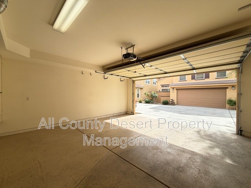 Building Photo - 52275 Desert Spoon Ct