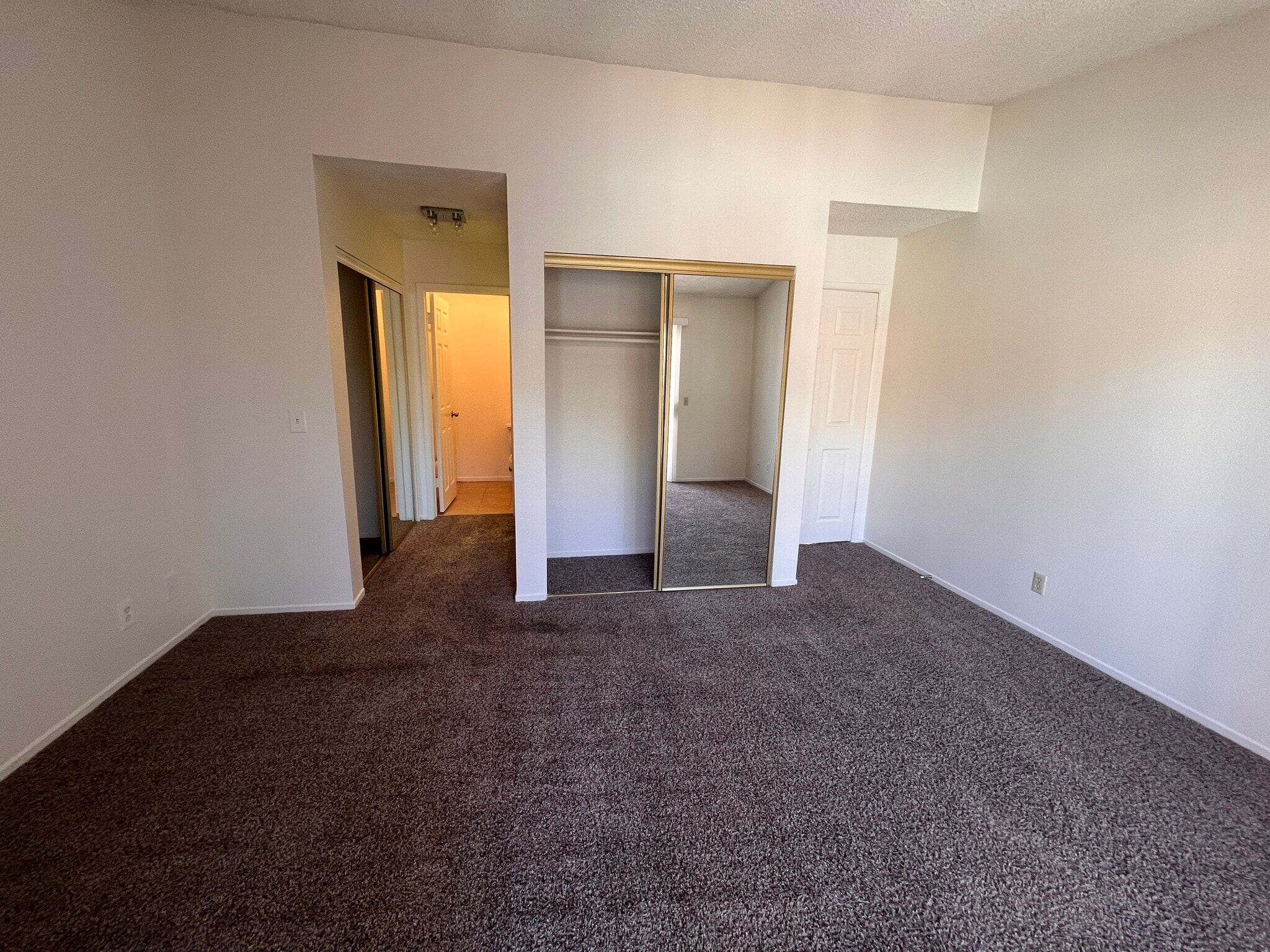 Building Photo - 2448 Pickwick Dr