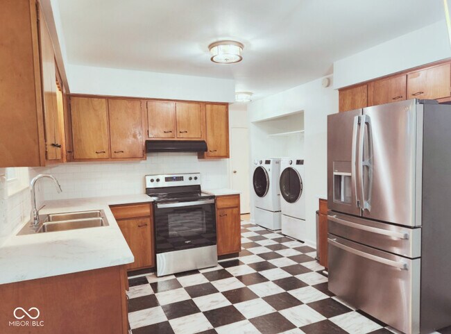 Building Photo - 9502 E 600 S