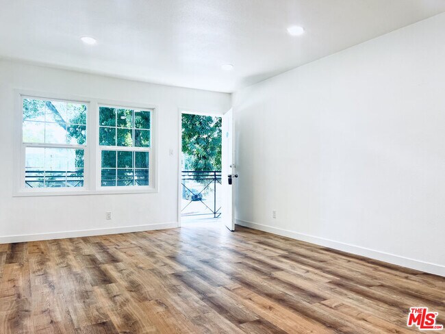 Building Photo - 938 W Glenoaks Blvd