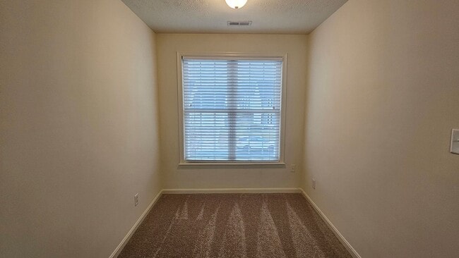 Building Photo - Bright & Spacious Home in Fredericksburg!