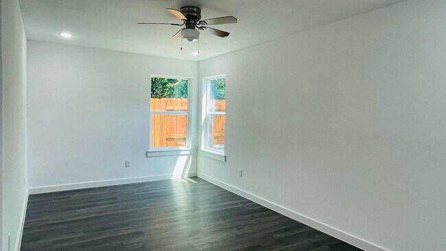 Building Photo - ? Stunning 3-Bed Luxury Home with Garage & Designer Touches ?