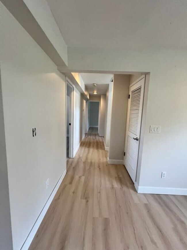 Building Photo - $3950 2520 SqFt, SFH/4BDR,2BA,office/Garag...