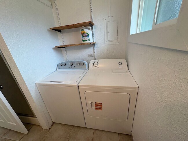 Building Photo - Rare 5 bedroom, 3 bath PET FRIENDLY HOUSE in KAILUA!