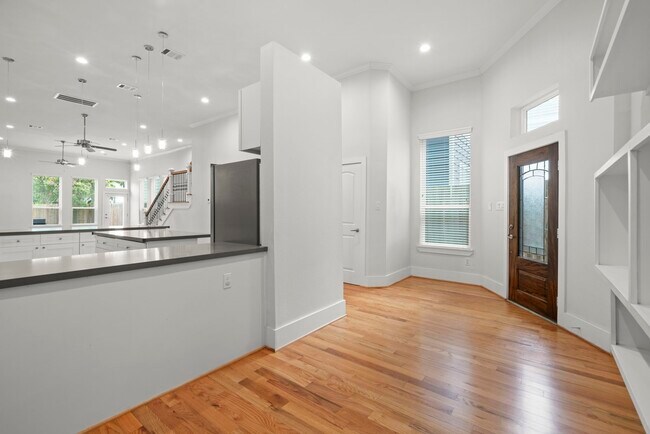 Building Photo - 206 Burr St