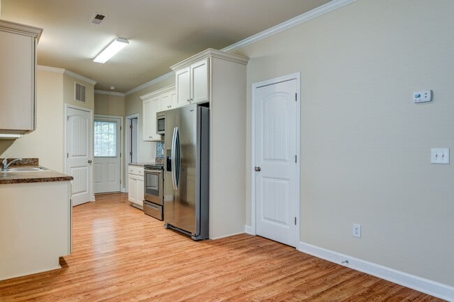 Building Photo - Feels Like New 3 Bed 2 Bath Minutes from High Point University!