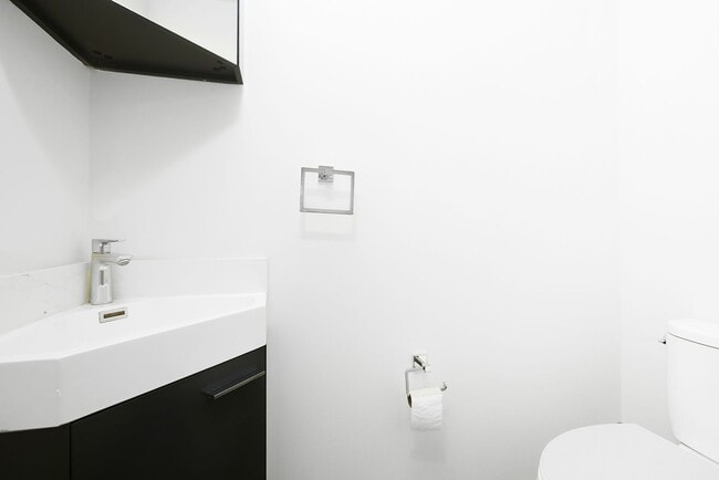 Building Photo - Sleek and modern 2 bed/2 bath in the heart...