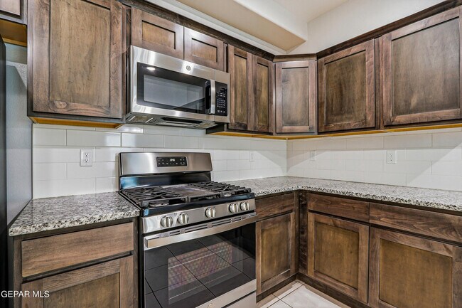 Building Photo - 11500 Summer Dr