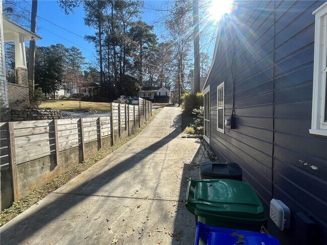 Building Photo - 1192 Kingsley Cir NE