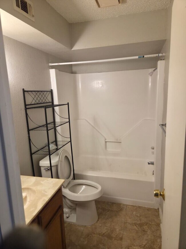 Building Photo - 5510 Brookview Ct