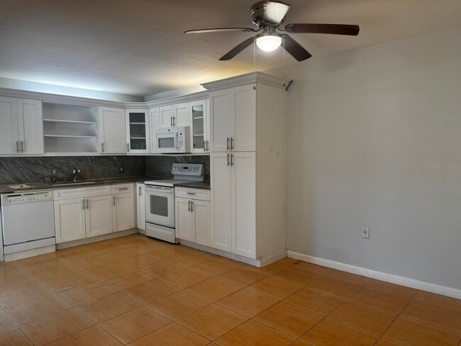 Building Photo - 417 4th Ln