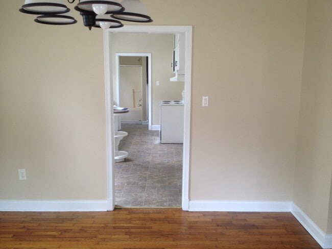 Building Photo - **AVAILABLE NOW**3 Bedroom / 2 Bathroom Ho...