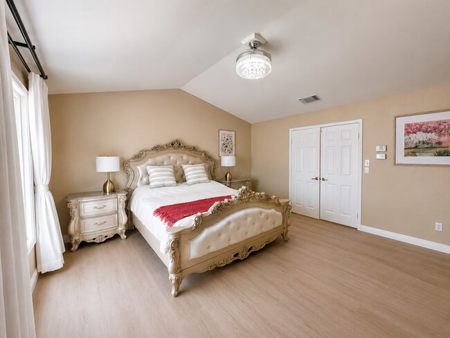 Building Photo - Furnished 4BR + Office | Putting Green Yard