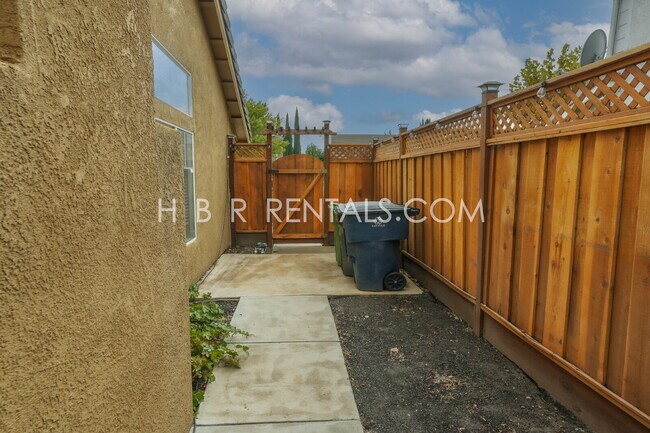 Building Photo - Single Story 3 bedroom home *SOLAR* *POOL*...