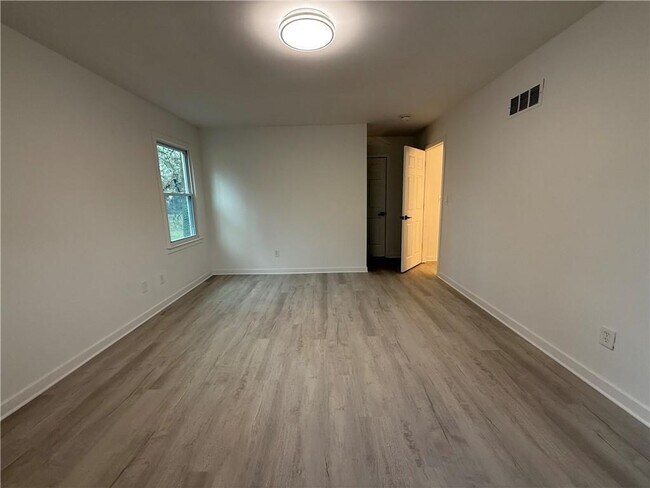 Building Photo - 3663 Heatherwood Dr NE