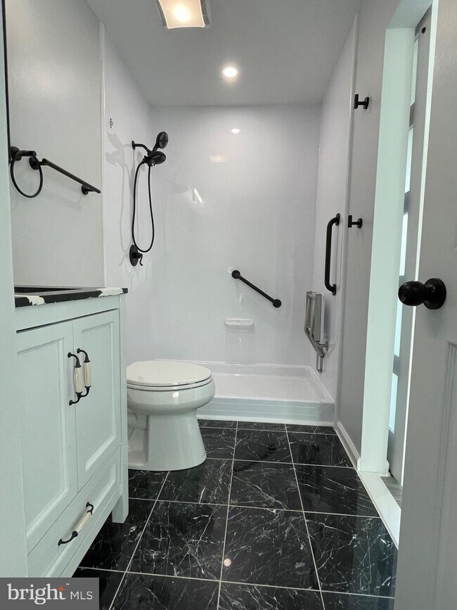 Building Photo - 1819 Sherman Dr