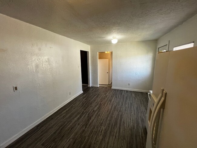 Building Photo - 3 bed 1 bath