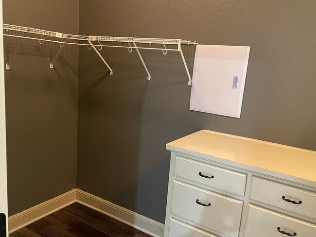 Building Photo - 3 Bedroom, 2 Full Bath, 2-car attached gar...