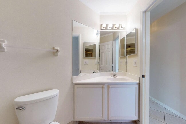 Building Photo - 967 SE Browning Ave