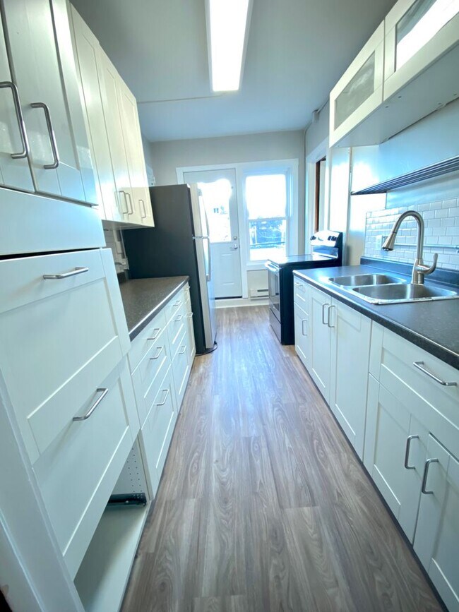 Building Photo - Available August 1st - 2 Bed 1 Bath, Bonus...