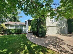 Building Photo - Large Single Family Home with Stunning Vie...