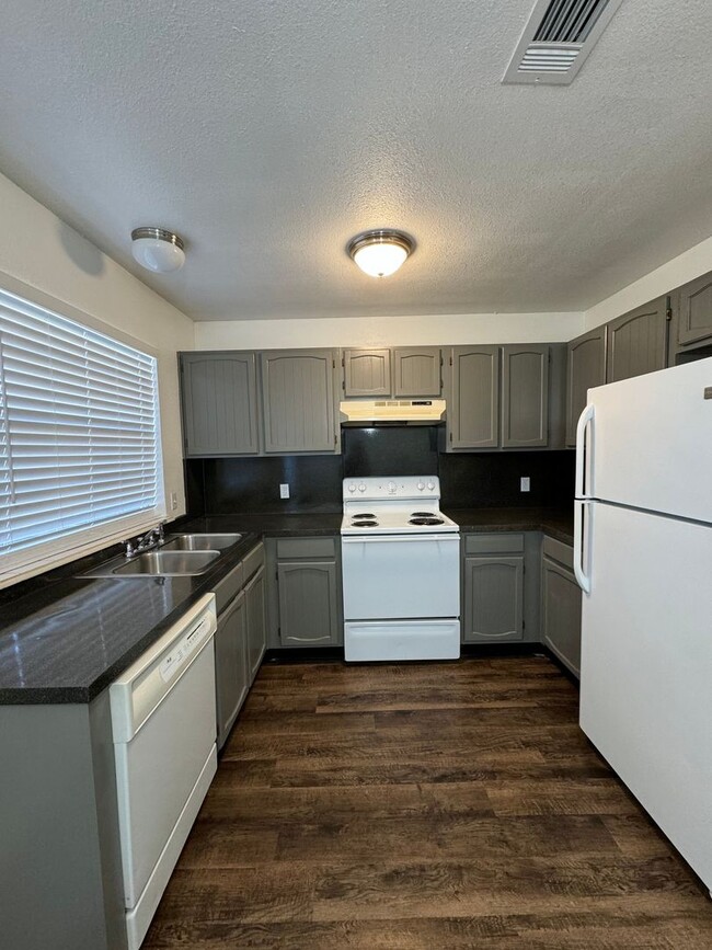 Building Photo - Move in Special! 2 Bedroom 1.5 Bathroom To...