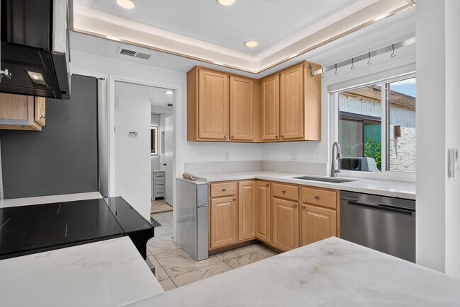 Building Photo - 2490 E Miramonte Cir