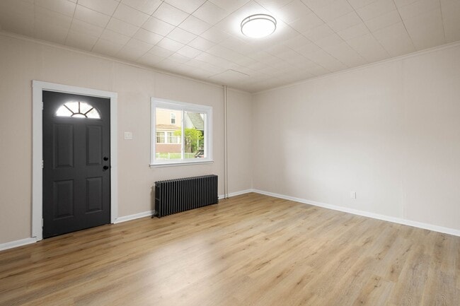 Building Photo - Stunning 2 Bedroom home in McKees Rocks available July 1!