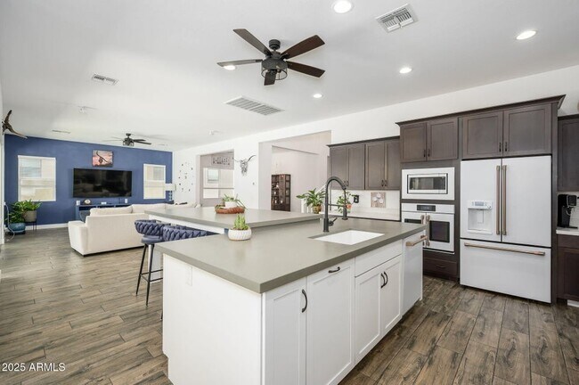 Building Photo - 1221 E Paseo Way
