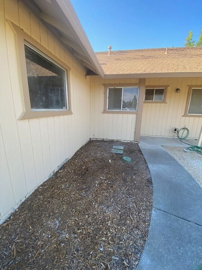 Building Photo - 1118 Woodridge Dr
