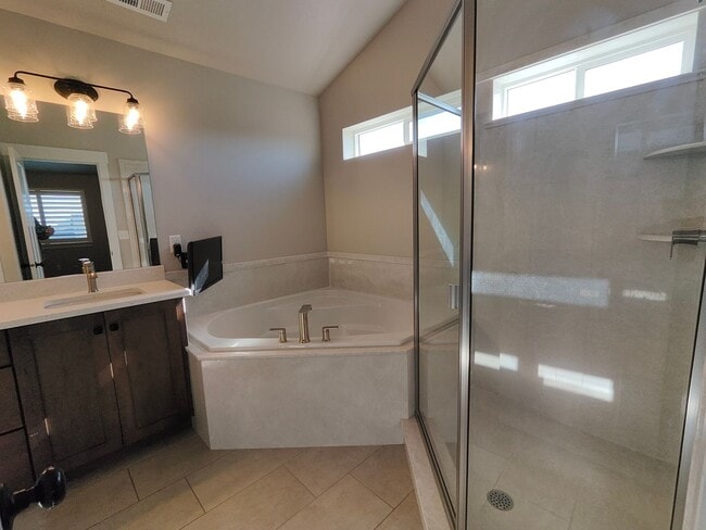 Building Photo - Spacious 4 bed/2.5 bath Home!