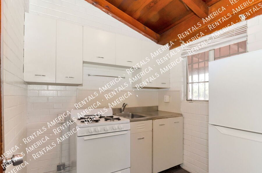 Building Photo - 947 N Alvernon Way