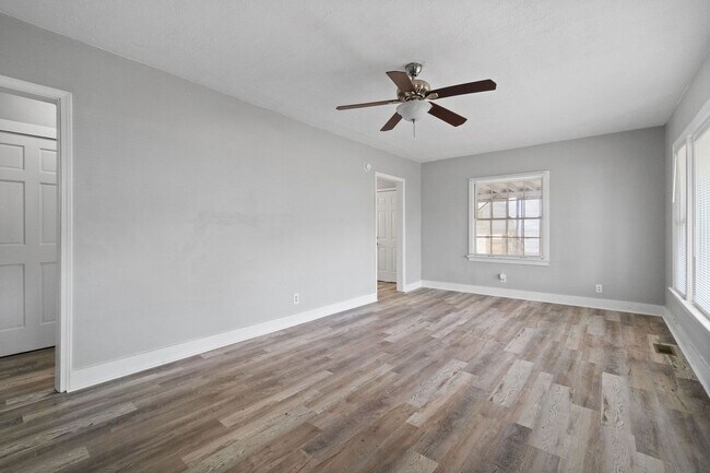 Building Photo - Move-In Special Available! Newly Renovated...