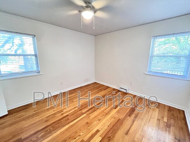 Building Photo - 1139 N Sunset Dr