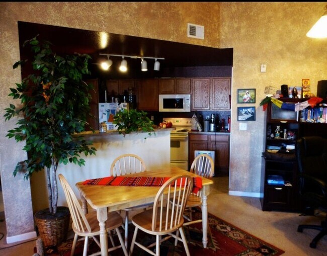 Building Photo - Nice 2 bed 2 bath near DIA in gated community