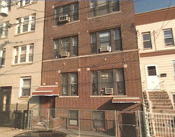 Exterior - 76 Romaine Ave