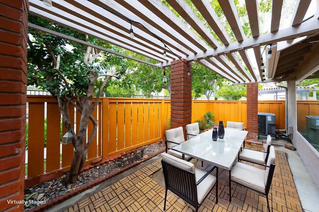 Building Photo - 4 bed, 2.5 bath Townhome Close to Community Pool!